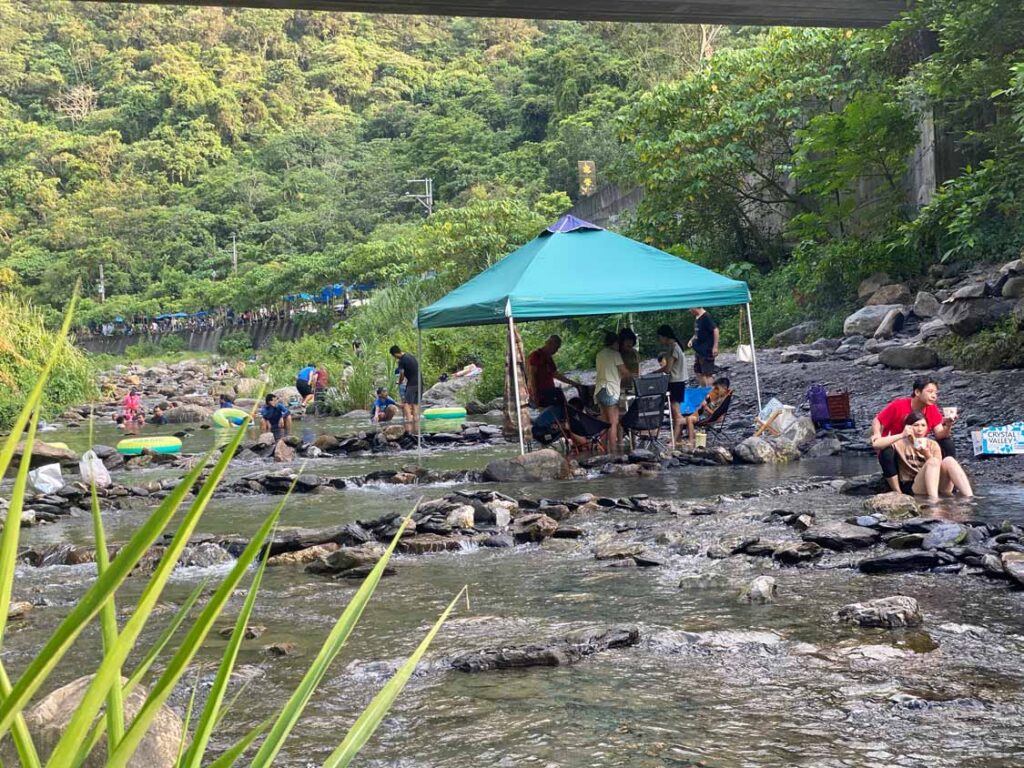 車庫燒烤 團體烤肉食材器材服務廠商 全台宅配 屏東泰武鄉萬安親水公園野溪烤肉野炊 搭羅馬帳小